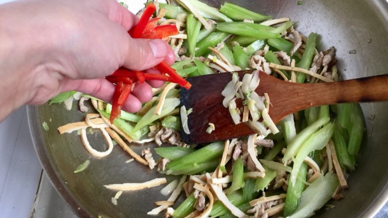 翠&香&丝➕西芹香干炒肉丝,加入少许红椒丝，增加点颜色