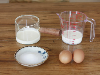 又酥又嫩的蛋挞，烘焙小白也不怕,准备好所有材料，此方子为全蛋版本，所以只用了两只鸡蛋，如果想要换蛋黄则换为四个蛋黄就可以了～其中细砂糖的量25g刚好，喜欢甜一点的可以增加为30g