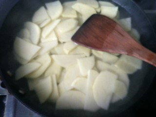 香辣干锅土豆片,锅内放水，烧开，放入土豆片焯水。