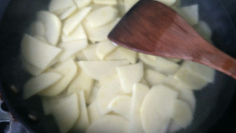 香辣干锅土豆片,锅内放水，烧开，放入土豆片焯水。