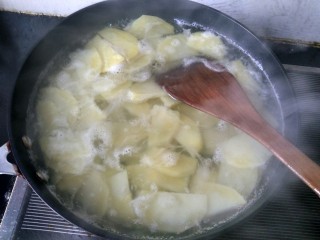 香辣干锅土豆片,土豆片煮熟捞出沥水。