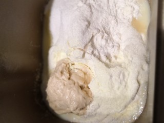 奶香辫子面包,将除黄油以为的所有材料放入面包机里，揉到面团表面光滑后加入黄油。