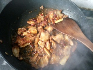 香辣干锅土豆片,放一勺豆瓣酱，煸炒出红油。