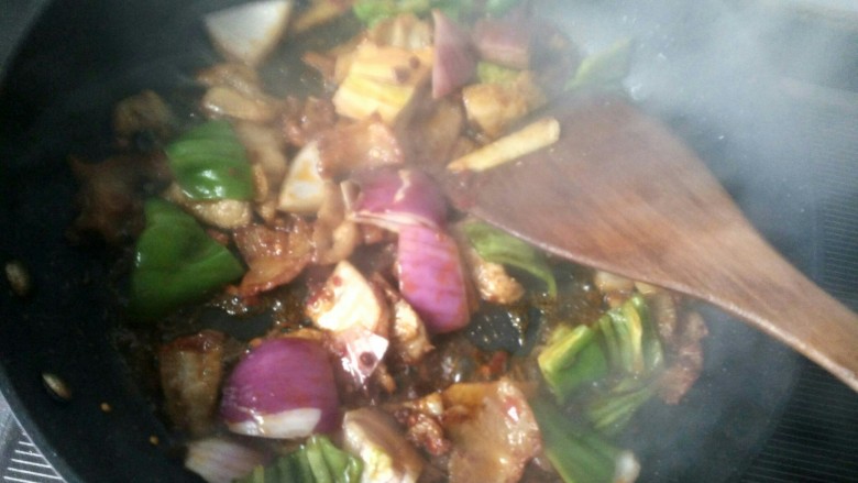 香辣干锅土豆片,放洋葱，青椒，翻炒。