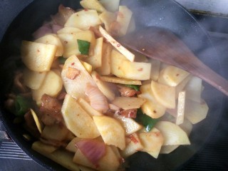 香辣干锅土豆片,放生抽，孜然粉，翻炒。