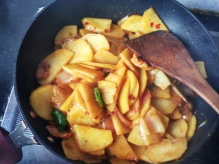 香辣干锅土豆片,放鸡精，每一片土豆都沾上佐料，香气四溢，干锅土豆片做好了。