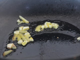 木耳蛋花汤,锅里热油，倒入蒜和姜爆香