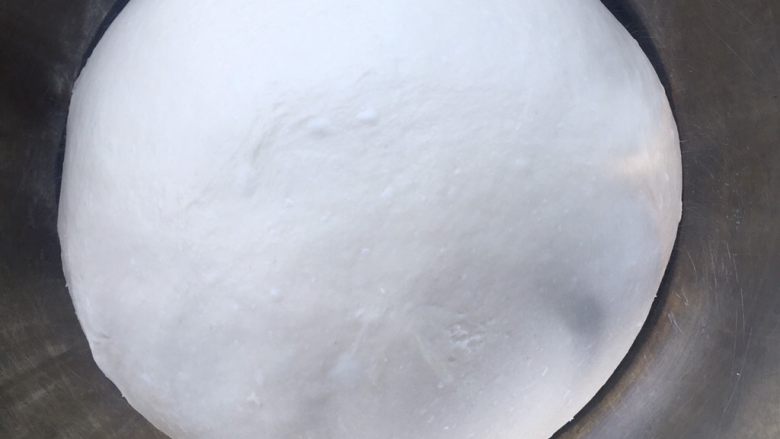 奶酪系列之：雪顶奶酪包,揉出透明强韧的薄膜即可，滚圆盖保鲜膜发酵
