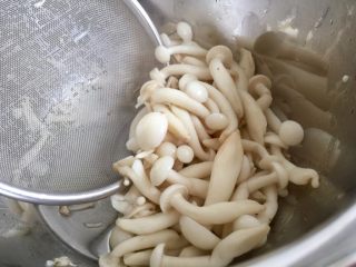 白玉翡翠➕黄瓜白玉菇皮蛋汤,捞出备用