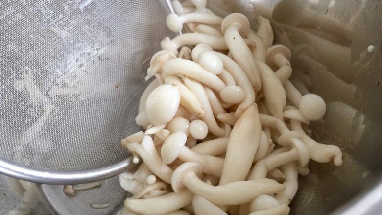 白玉翡翠➕黄瓜白玉菇皮蛋汤,捞出备用