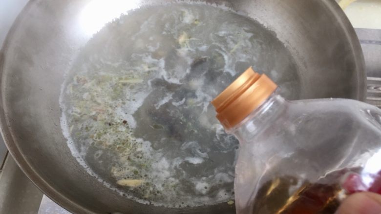 白玉翡翠➕黄瓜白玉菇皮蛋汤,加入少许料酒，小火炖煮十分钟，让皮蛋的味道融入汤中