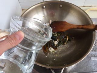 白玉翡翠➕黄瓜白玉菇皮蛋汤,加入一升左右的清水，转中火