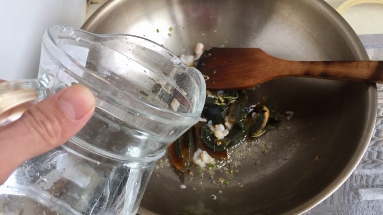 白玉翡翠➕黄瓜白玉菇皮蛋汤,加入一升左右的清水，转中火