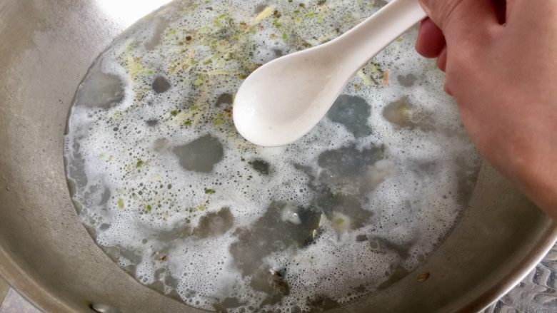 白玉翡翠➕黄瓜白玉菇皮蛋汤,水开，用勺子舀去浮末