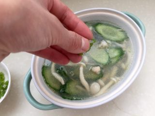 白玉翡翠➕黄瓜白玉菇皮蛋汤,装盘，撒上少许葱绿末