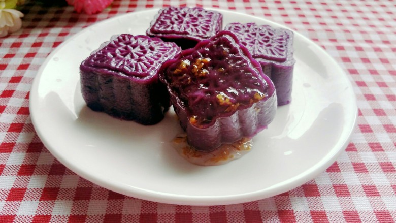 紫薯饼,取出，浇上桂花糖或者蜂蜜，趁热吃吧！
