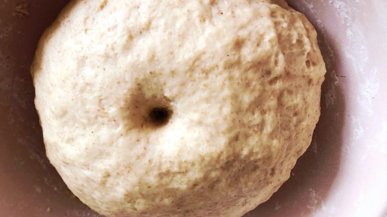 新疆果仁大列巴,用手指蘸干面粉戳下去，洞口不塌陷不回缩，即是发酵完成。