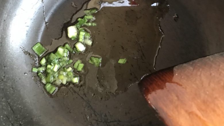 土豆黄花菜汤,锅内少许油、放入香葱末炒香