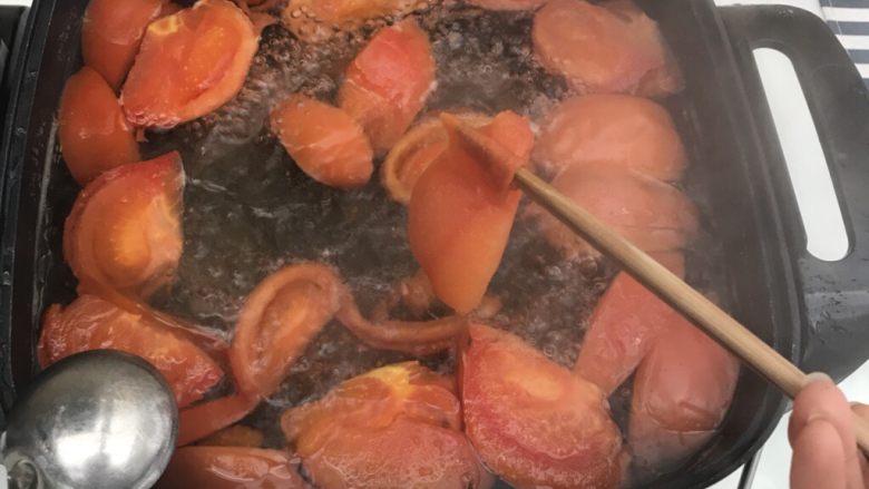 番茄炖牛腩,锅子里水热后，把番茄块放入锅中煮两分钟左右