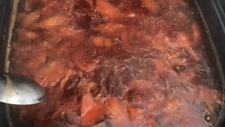 番茄炖牛腩,约十分钟后汤的色泽已经很好看了。