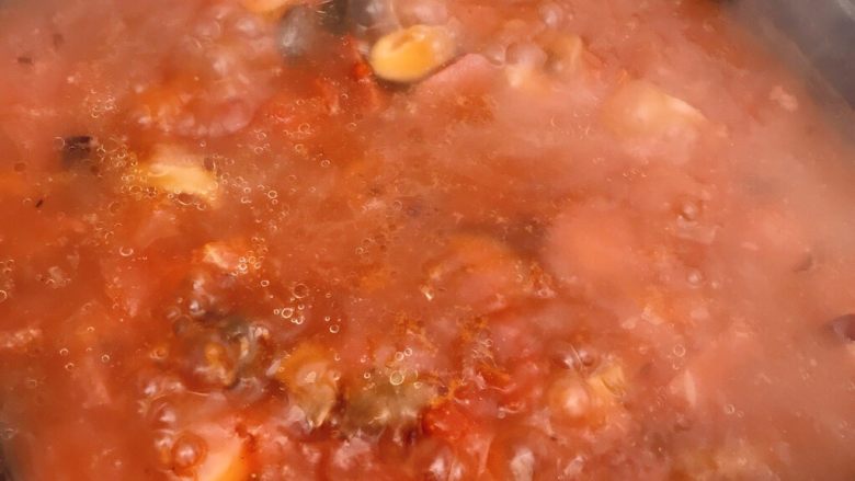 番茄炖牛腩,可以看到红红的汤上面有点点的油花哦！