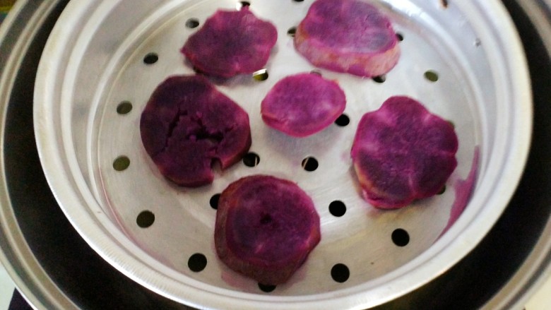 紫薯花样馒头,蒸熟的紫薯