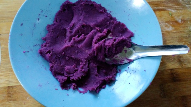 紫薯花样馒头,紫薯用勺子压成泥