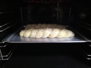 奶香辫子面包,预热烤箱170度，烤15-20分钟左右。