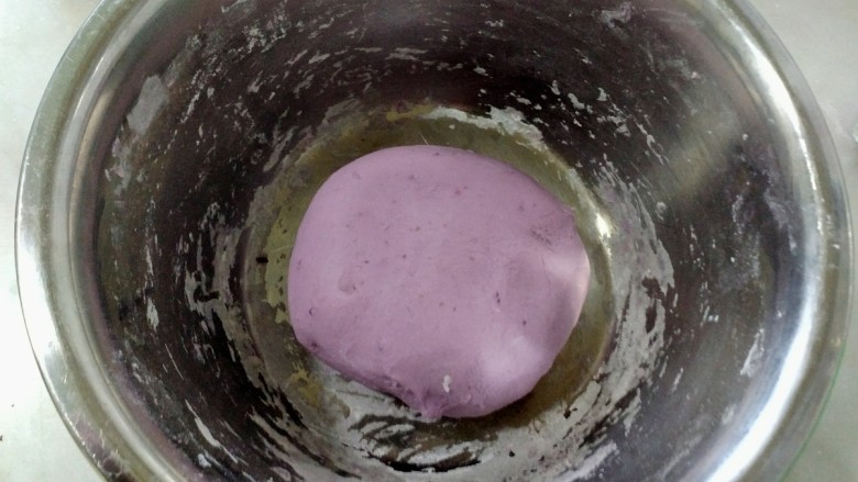 紫薯花样馒头,揉成光滑面团