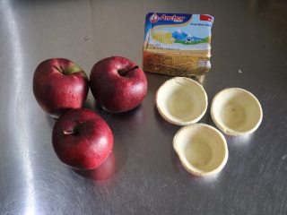 苹果玫瑰花,准备苹果1个，蛋挞皮3个（室温软化）