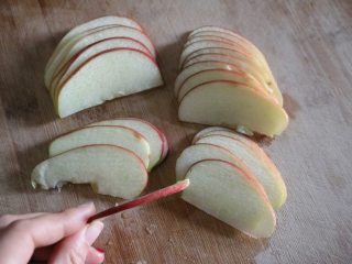 苹果玫瑰花,苹果洗净，切片，薄厚如图（太薄了卷不起来、卷起来花型也不好看哦）