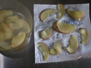 苹果玫瑰花,取出苹果片，用厨房用纸擦干水分