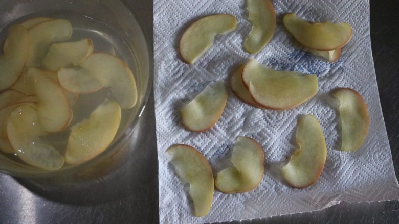 苹果玫瑰花,取出苹果片，用厨房用纸擦干水分