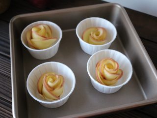 苹果玫瑰花,放入烤箱，烤25分钟即可