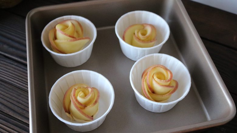 苹果玫瑰花,放入烤箱，烤25分钟即可
