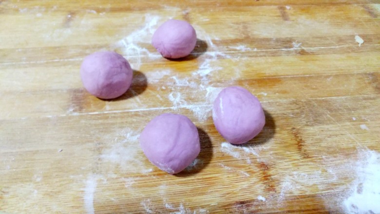 紫薯花样馒头,紫薯面团均匀分成大小的剂子