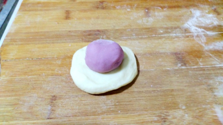 紫薯花样馒头,白面团按成饼，放紫薯剂子