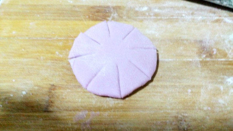 紫薯花样馒头,按扁，用刀均匀切成花瓣