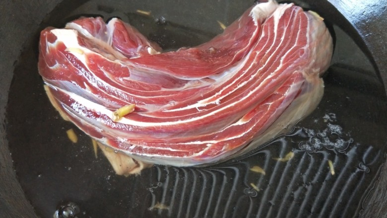 经典卤牛肉之凉拌牛肉,凉水下锅放入牛腱子肉