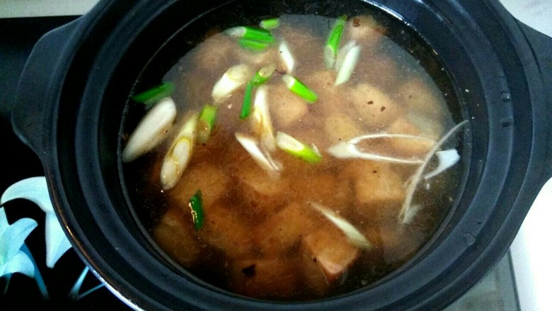白菜粉丝炖豆腐,砂锅水热，把豆腐放入砂锅