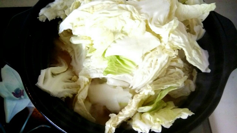 白菜粉丝炖豆腐,放入白菜叶烧开