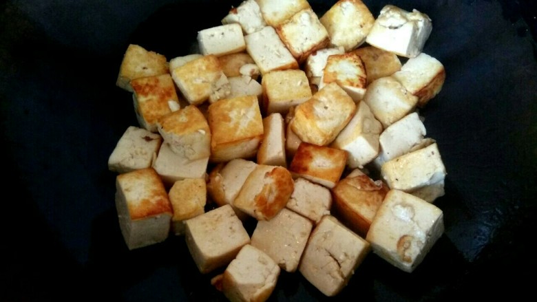 白菜粉丝炖豆腐,把豆腐煎至金黄
