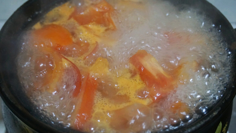 番茄牛尾汤,待煲至2小时后倒入切好的番茄块继续煲

