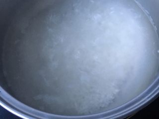 大虾干贝海鲜粥,水开后放入大米，一勺花生油煮开