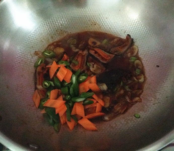葱爆红极参,等四周冒泡下入杭椒和胡萝卜片、快速炒匀