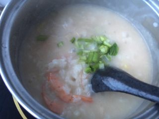大虾干贝海鲜粥,变色后放入菜茎搅拌，以防糊底