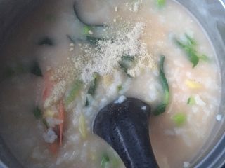 大虾干贝海鲜粥,最后撒上胡椒粉和盐调味即可出锅