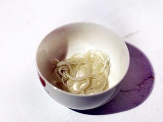 木糖醇椰子油南瓜面包,取棉线剪24段放入色拉油中浸泡。