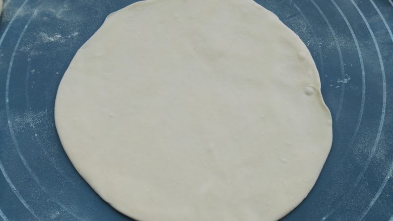 嫩牛肉卷饼,用擀面杖擀成圆形，擀的稍微薄一些，擀两张同样大小的圆饼
