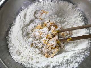 花样豆沙包,把南瓜泥和适量糖放在200克面粉中搅匀。
